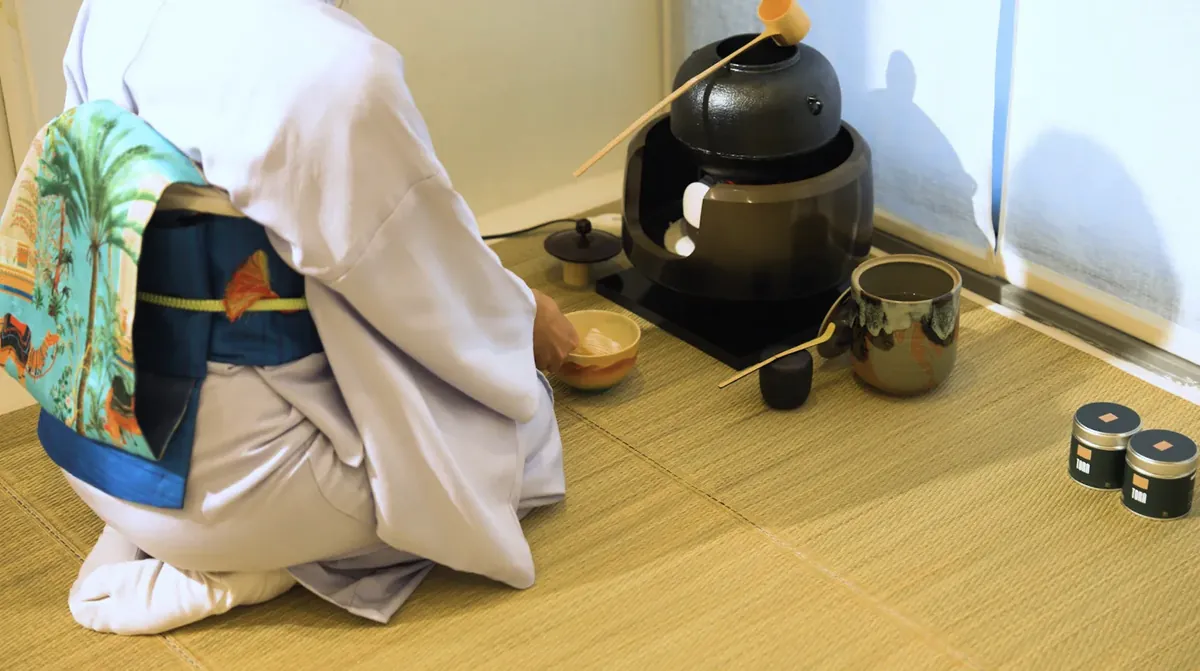 Cultures in Bloomの茶会で抹茶を点てる様子と、TORA Matchaの缶