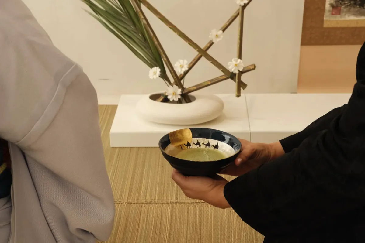 いけばな作品の前でお出ししたTORA Matchaの抹茶