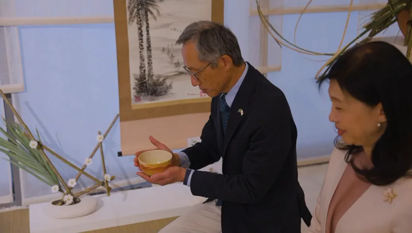 Cultures in Bloomで、TORA Matchaの抹茶を手にする森野大使